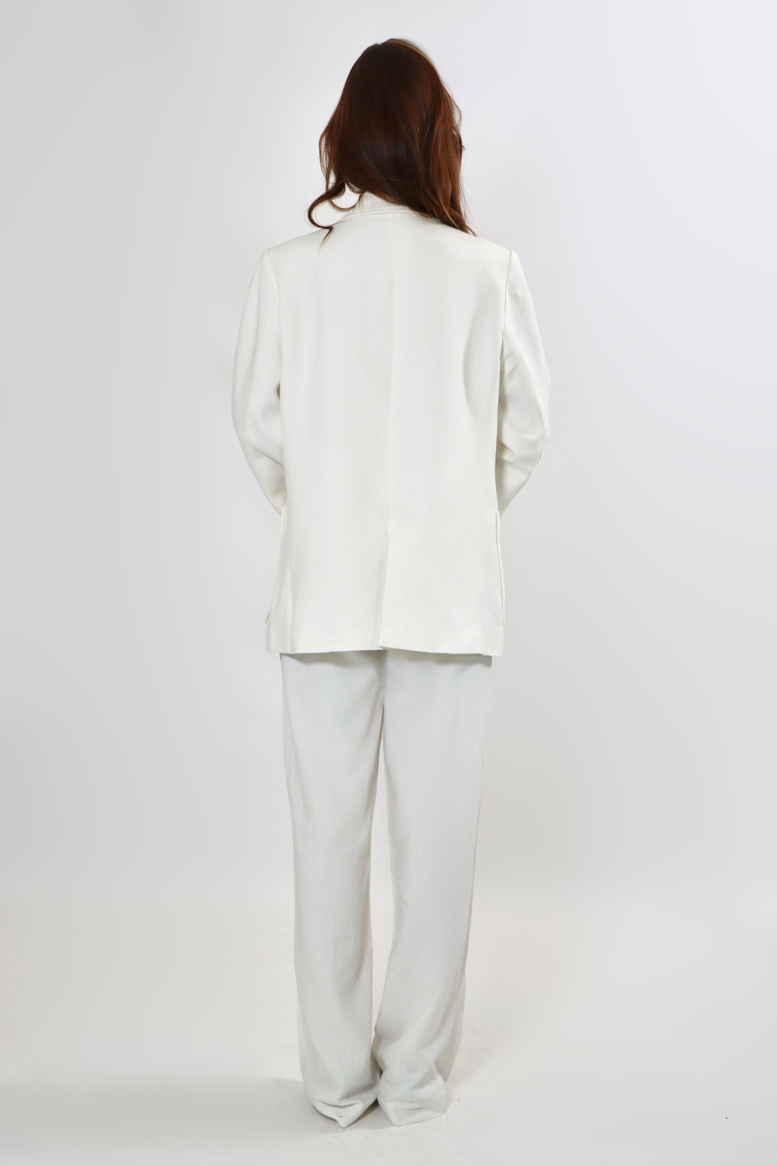 April Seven white linen suit – tailored blazer and pants in breathable linen for an elegant, effortless look.