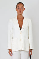April Seven white linen suit – tailored blazer and pants in breathable linen for an elegant, effortless look.